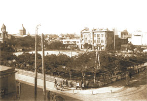 A view of Parapet Square from Gasim Bei Hajibaba-beyov´s caravanserai. Hotels "Grand Hotel" and "Metropole" are behind Parapet. Parapet. 1900s