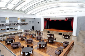 There is a caf&eacute;/presentation area