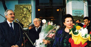 The unveiling of the memorial plaque at the Rostropovich House Museum. With galina Vishnevskaya and Polad Bulbuloglu (then Minister of Culture). 1997
