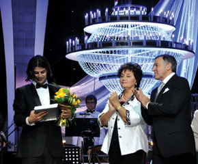Applauded by Tamara Sinyavskaya and Aras Agalarov