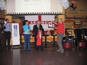 Fan-Friendly Forum presents T-shirt to Bahram Bahramov, Tofiq Bahramov’s son in memory of his father., 2004